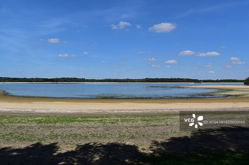 海滩对着天空的美景图片素材