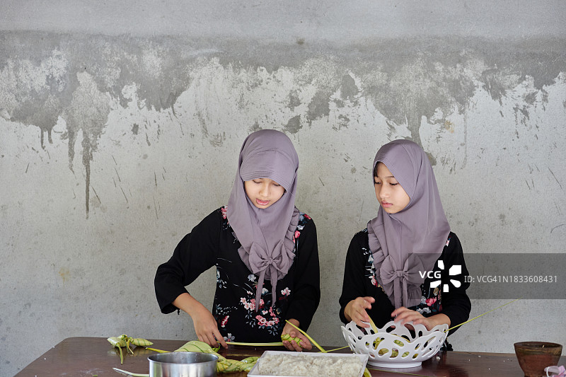 母亲和女儿在厨房准备食物图片素材