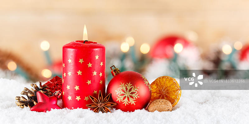 圣诞贺卡，带圣诞装饰蜡烛，基督降临节的圣诞装饰，圣诞节期间在德国斯图加特的文字自由空间全景图图片素材