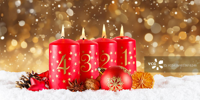 德国斯图加特降临节圣诞贺卡与第四根蜡烛圣诞装饰图片素材