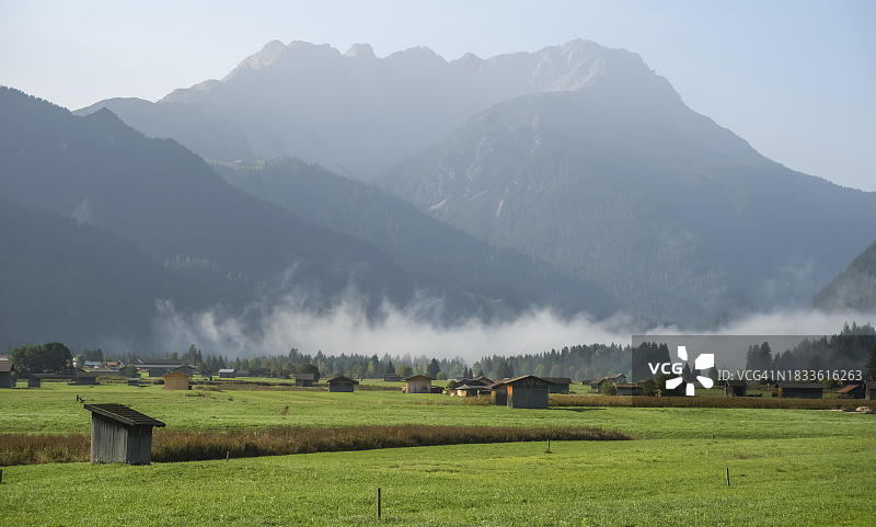 奥地利蒂罗尔州埃尔瓦尔德韦特施泰因山脉的晨雾图片素材