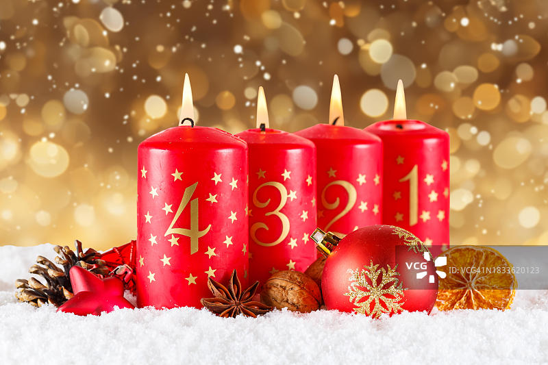 德国斯图加特：圣诞装饰与第四个降临节蜡烛的圣诞贺卡，留有复制空间图片素材