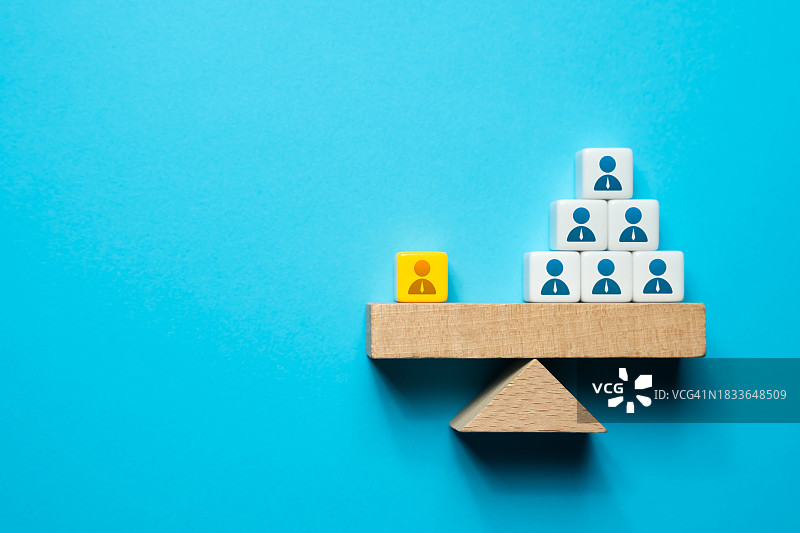 蓝色背景上的玩具积木特写图片素材