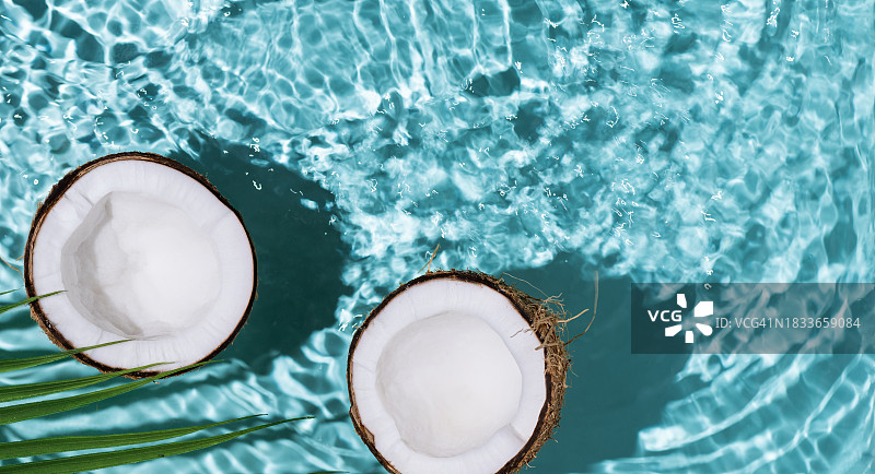 桌子上椰子的高角度视图图片素材