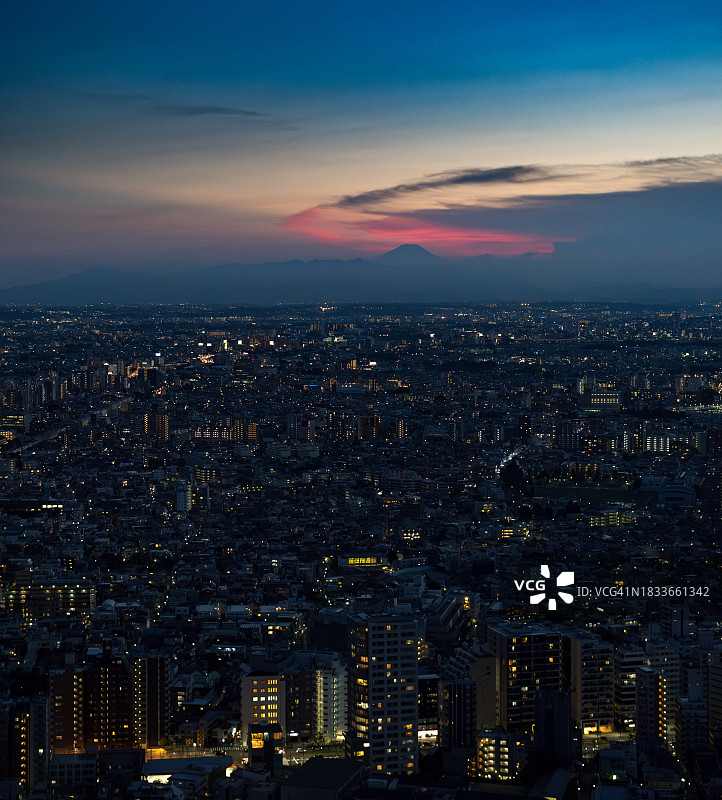 夜间灯光建筑高角度视图图片素材