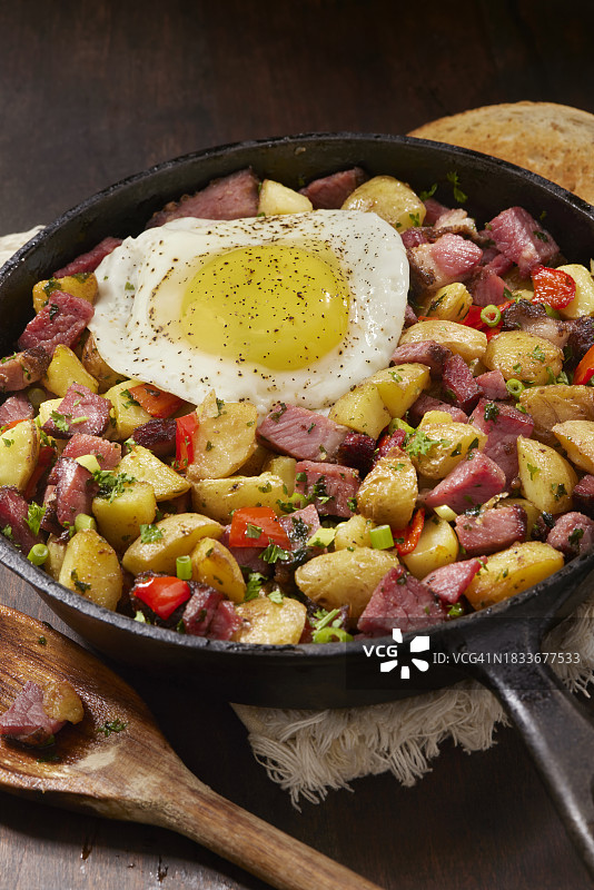 咸牛肉杂烩配煎蛋图片素材