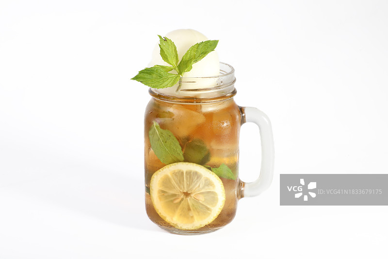 白色背景下的玻璃罐饮品特写图片素材