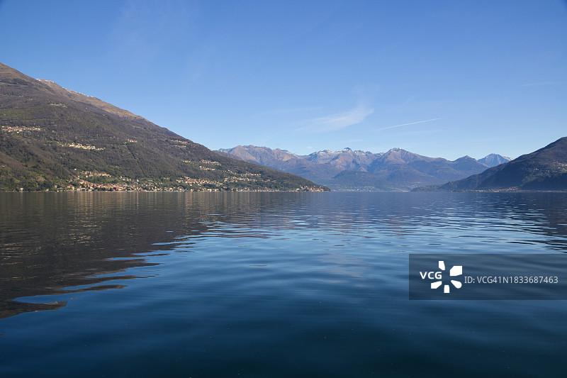 意大利科莫湖的蓝天湖光山色图片素材