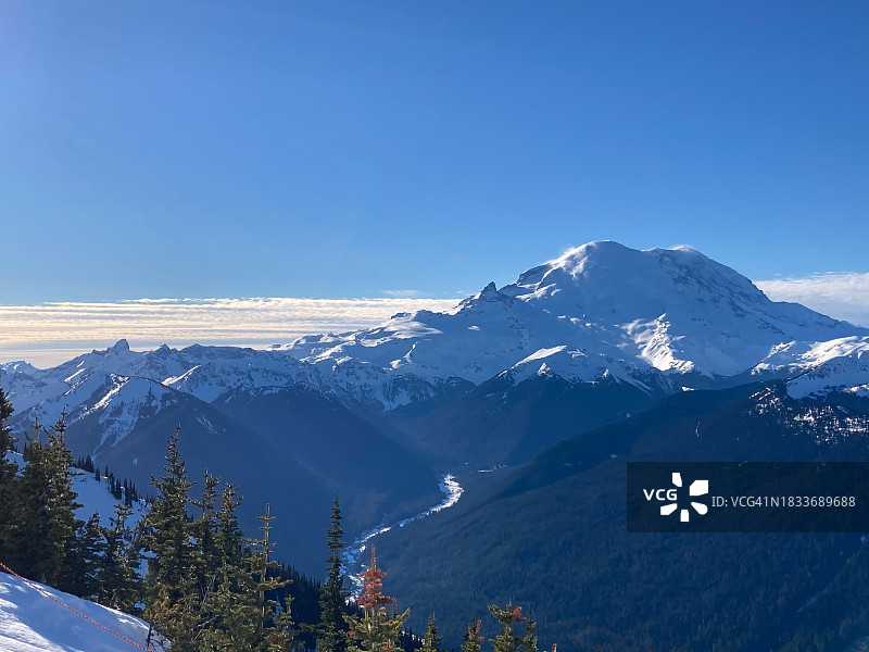 美国华盛顿州埃纳姆克劳的雪山蓝天风光图片素材