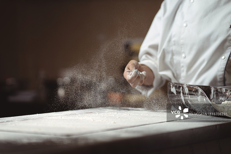 厨师在餐桌旁准备食物图片素材