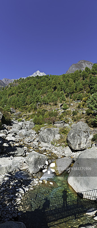 尼泊尔喜马拉雅山麓小径上的绳桥河谷图片素材