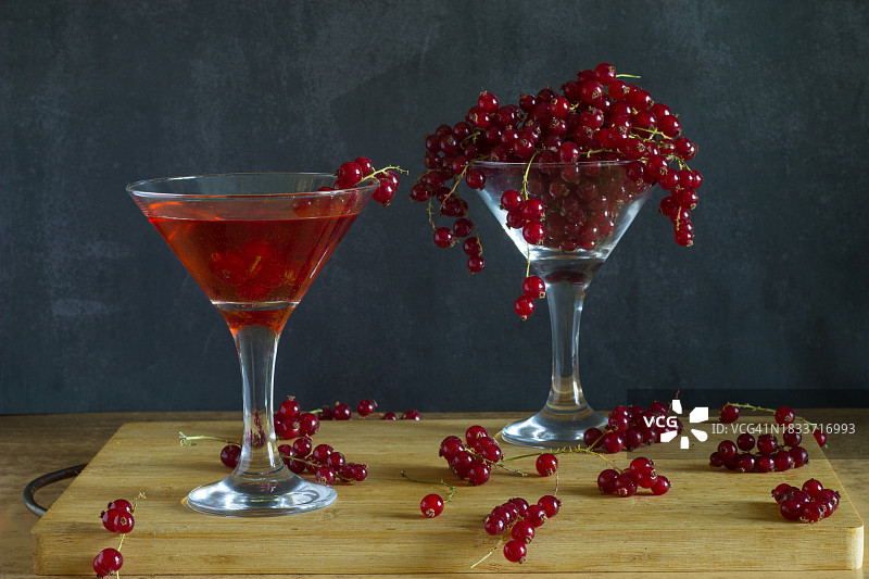 桌上玻璃杯中红酒特写图片素材