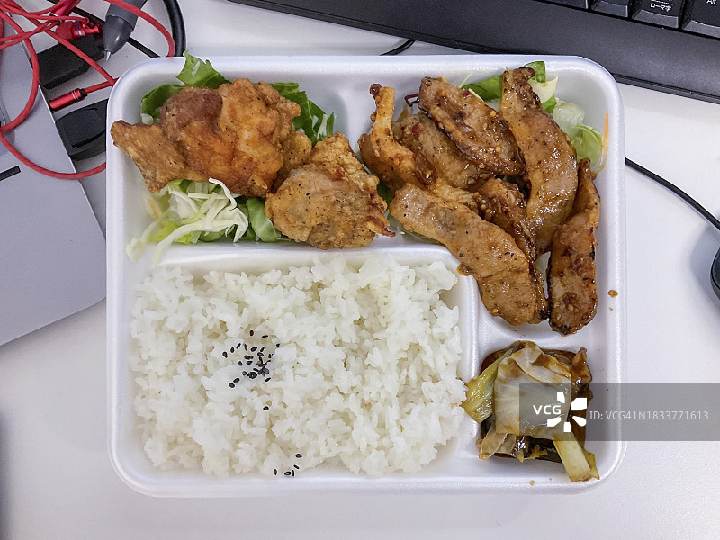 新冠疫情期间居家办公的午休时间图片素材