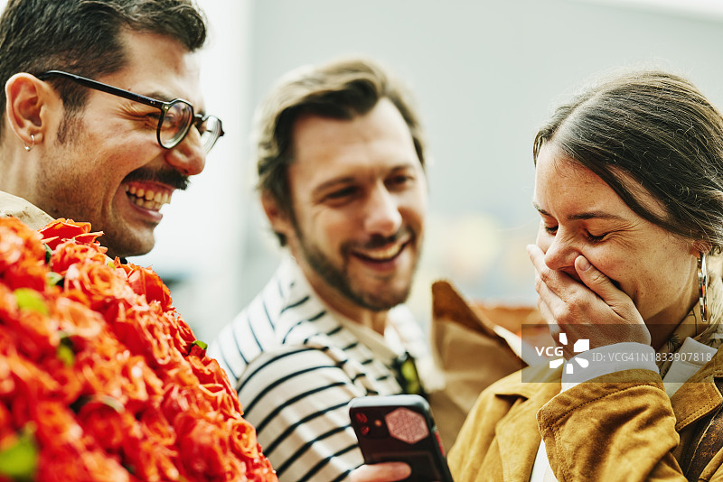 朋友们看智能手机照片的特写镜头图片素材