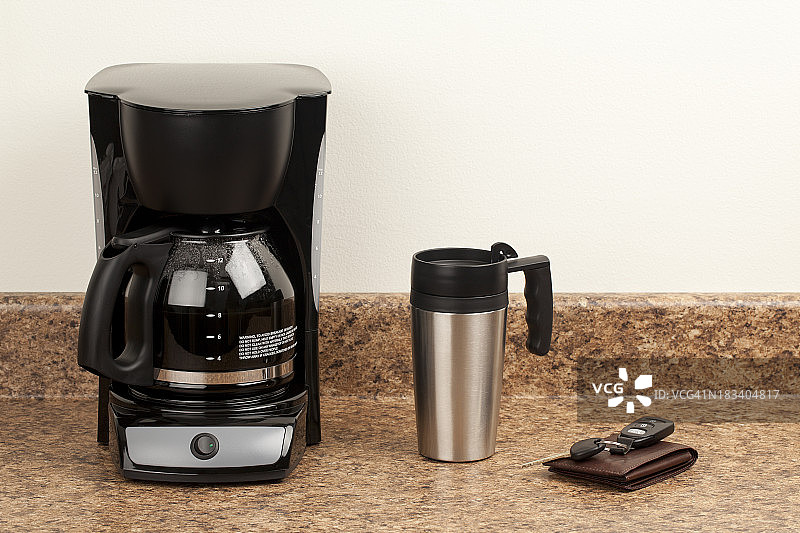 咖啡机、热水瓶、钱包和钥匙图片素材