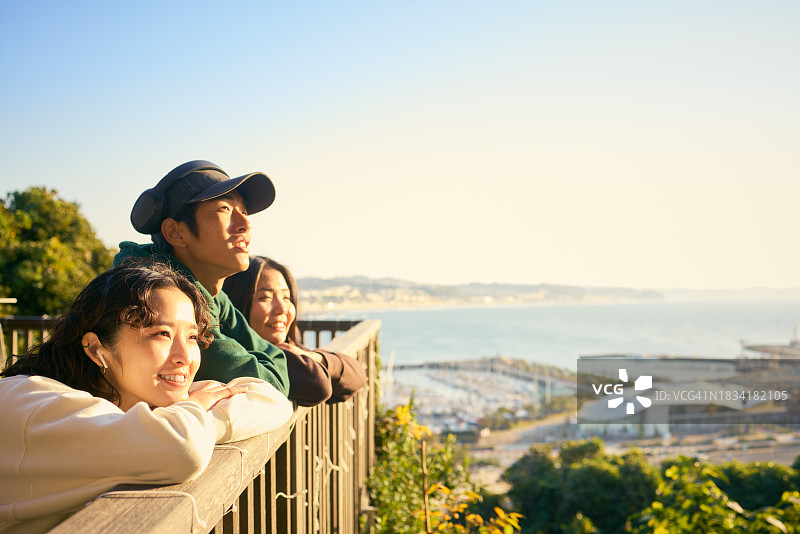 朝阳下的年轻人侧影图片素材