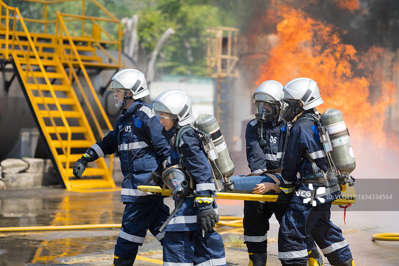 消防员从事故中救人图片素材