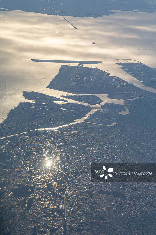 东京海上空的晨曦（飞机航拍视角）图片素材