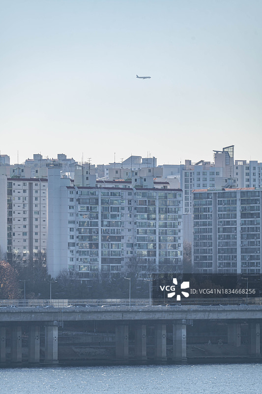 飞机飞越韩国首尔市图片素材