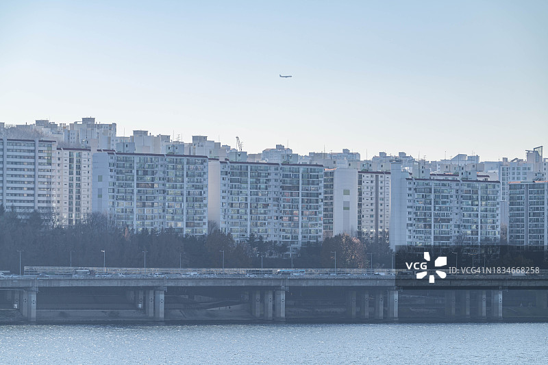 飞机飞越韩国首尔市图片素材