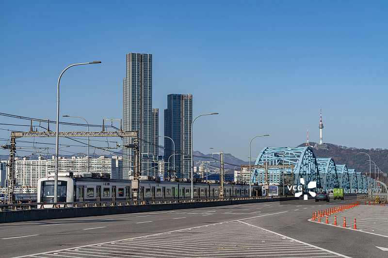 韩国首尔市的河上大桥图片素材