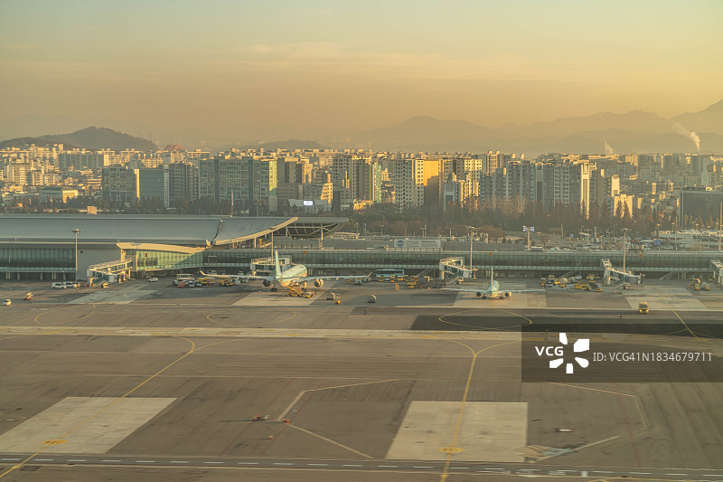 从飞机上俯瞰韩国首尔金浦国际机场图片素材