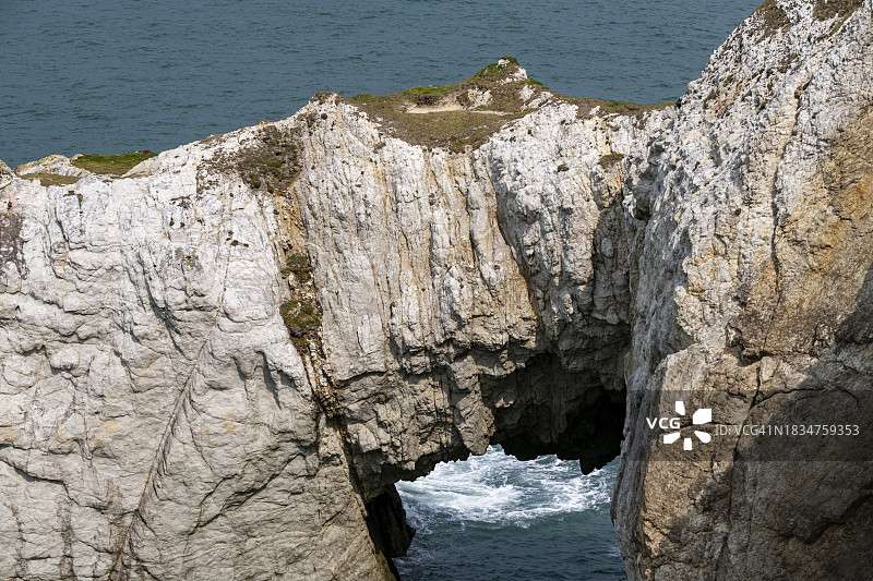 北威尔士安格尔西Rhoscolyn的Bwa Gwyn岩石拱门图片素材