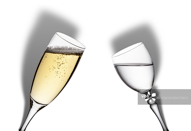 香槟杯和水杯吐司图片素材