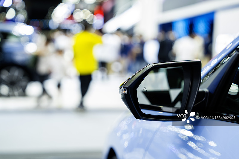 经销商展厅中的新车图片素材