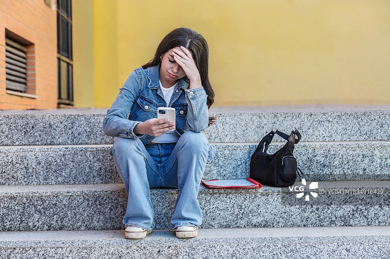 因手机短信而沮丧的女人图片素材