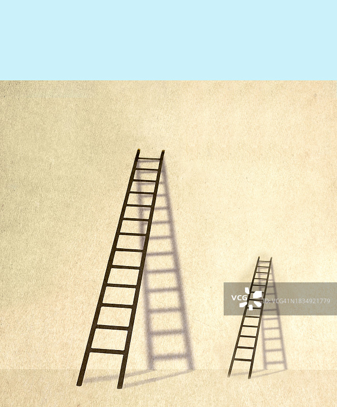 靠在墙上的两个不同的梯子图片素材