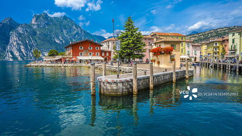 意大利特伦蒂诺：托尔博莱镇的加尔达湖港口图片素材