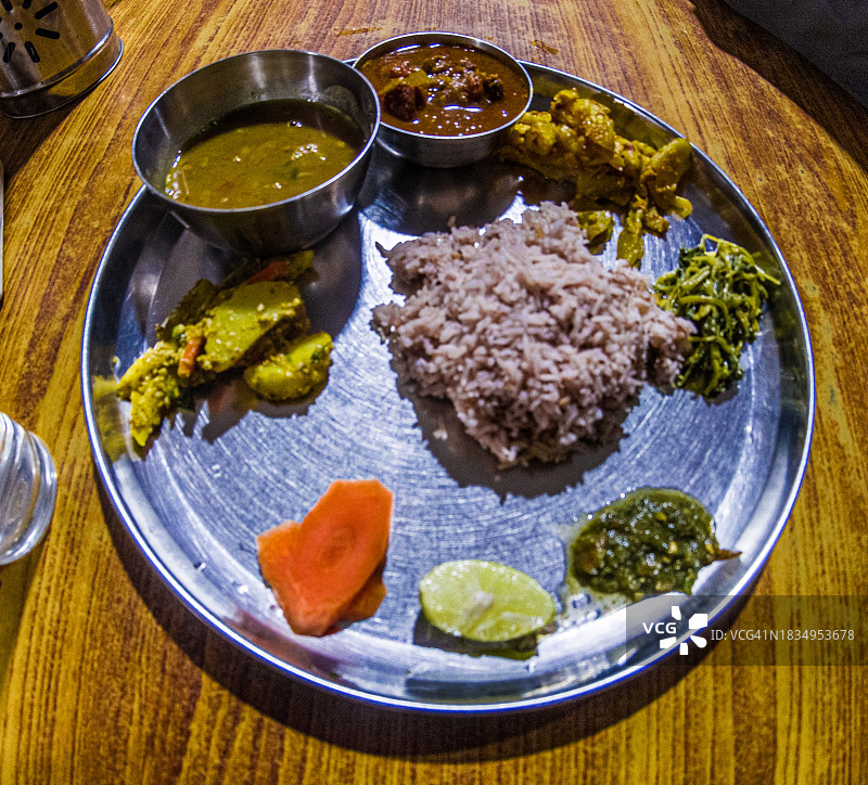 传统尼泊尔塔利套餐——喜马拉雅山脉中心的美食之旅图片素材