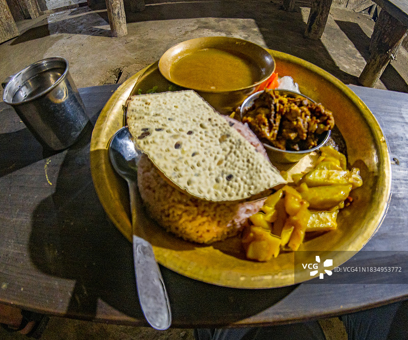 传统尼泊尔塔利套餐——喜马拉雅山脉中心的美食之旅图片素材