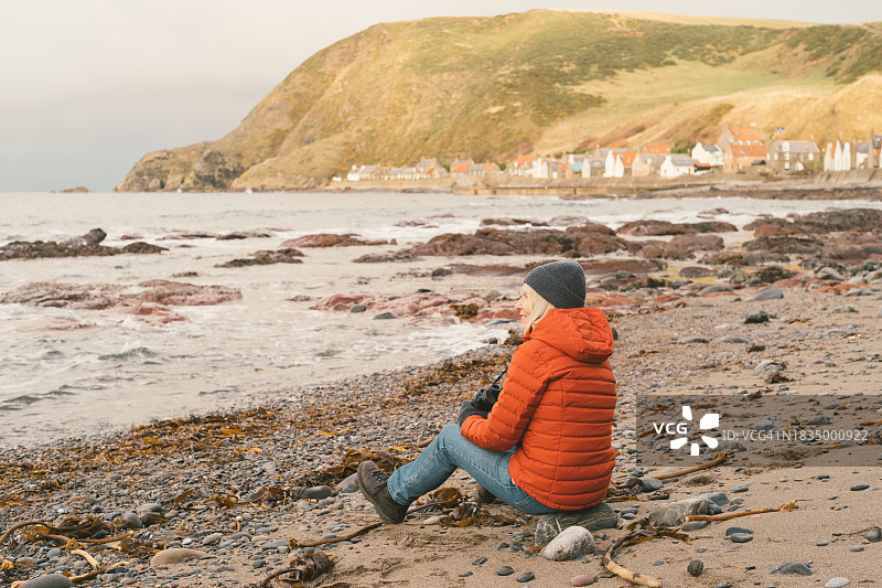年长的女人探索苏格兰克罗维村图片素材