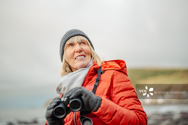 年长的女人探索苏格兰克罗维村图片素材