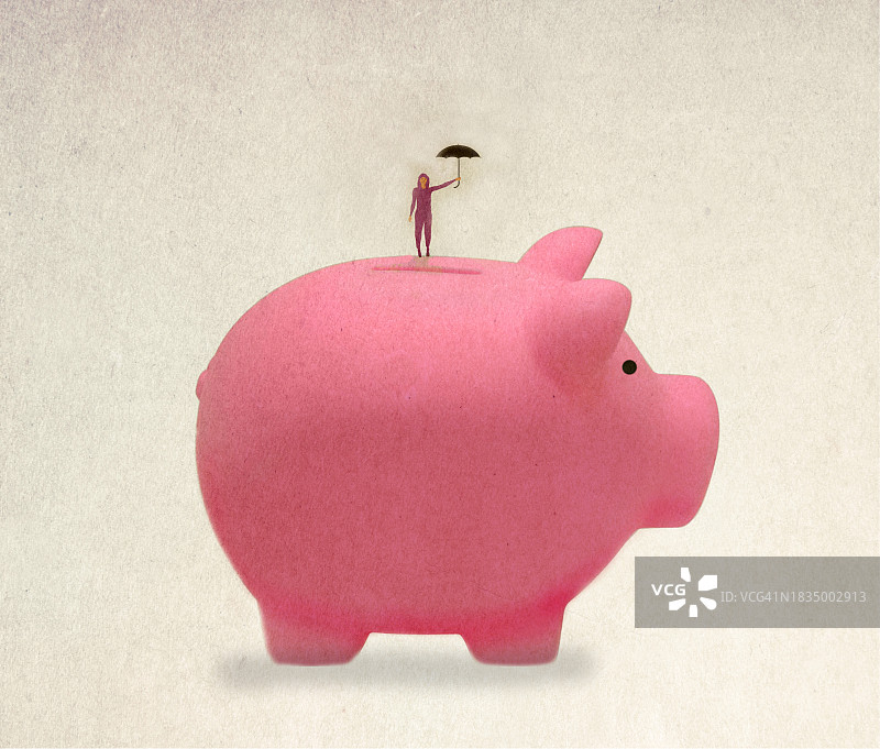 站在超大储蓄罐上，手里拿着雨伞的女人图片素材