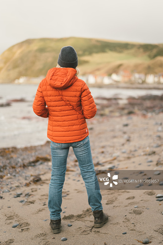 年长的女人探索苏格兰克罗维村图片素材