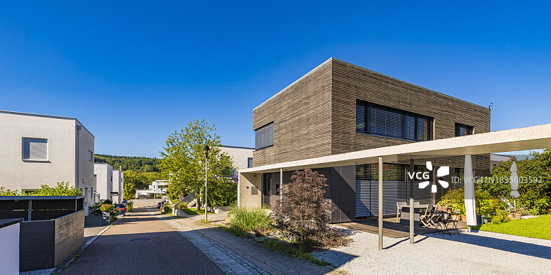德国巴登-符腾堡埃斯林根夏季现代郊区住宅全景图片素材