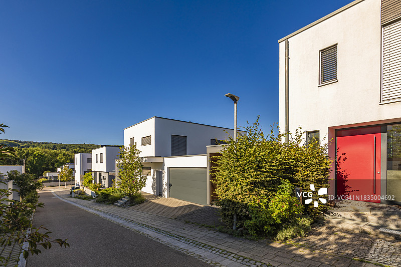 德国巴登-符腾堡州埃斯林根夏季现代郊区住宅图片素材