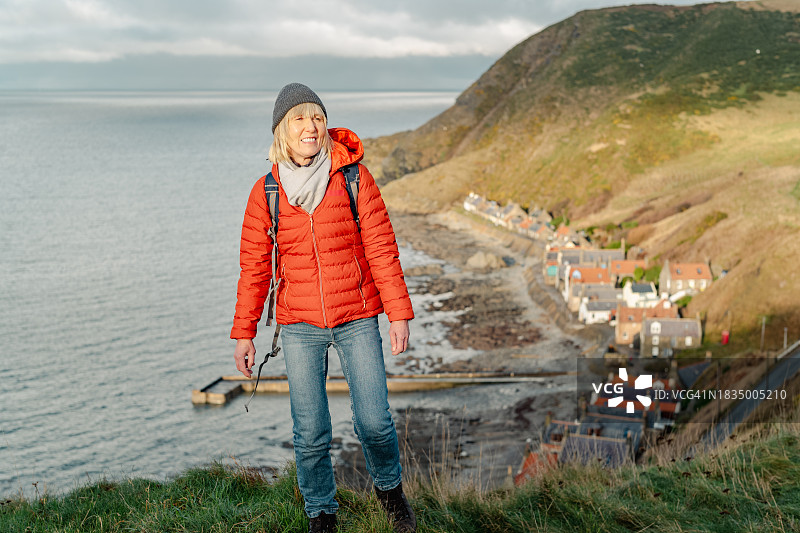 年长的女人探索苏格兰克罗维村图片素材