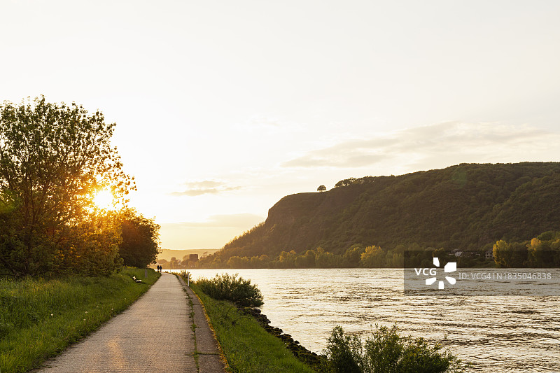 德国莱茵兰-普法尔茨雷马根：日落时分的莱茵河长廊图片素材