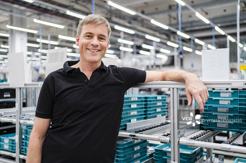 工厂里微笑的员工 портрет图片素材