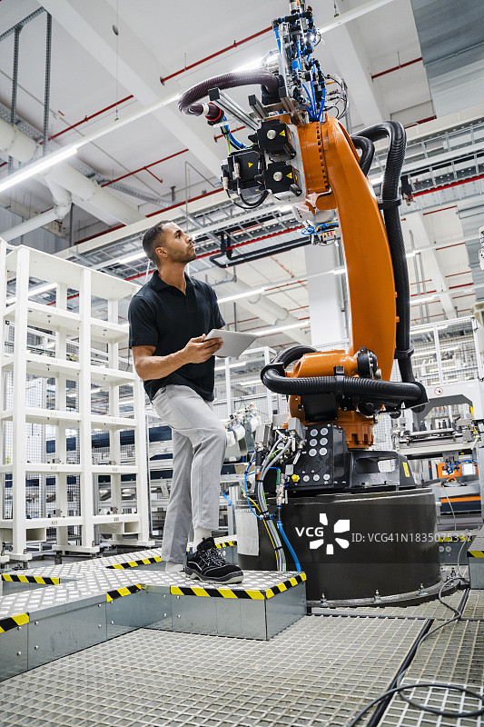 技术员在工厂检查工业机器人图片素材