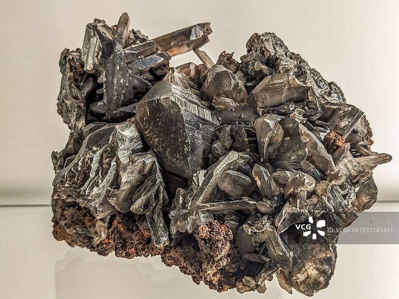 白铅矿（碳酸铅）晶体图片素材