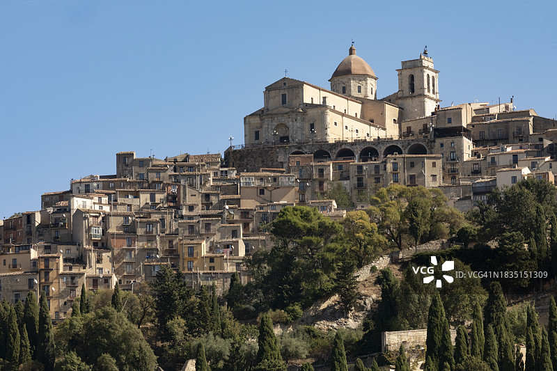 意大利西西里岛佩特拉利亚索普拉纳：夏季历史悠久的山坡小镇图片素材