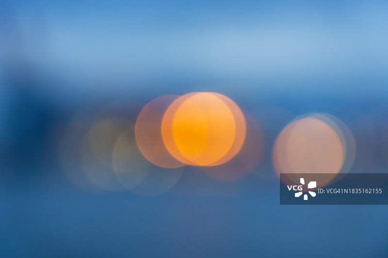 蓝色背景上的散景光晕图片素材