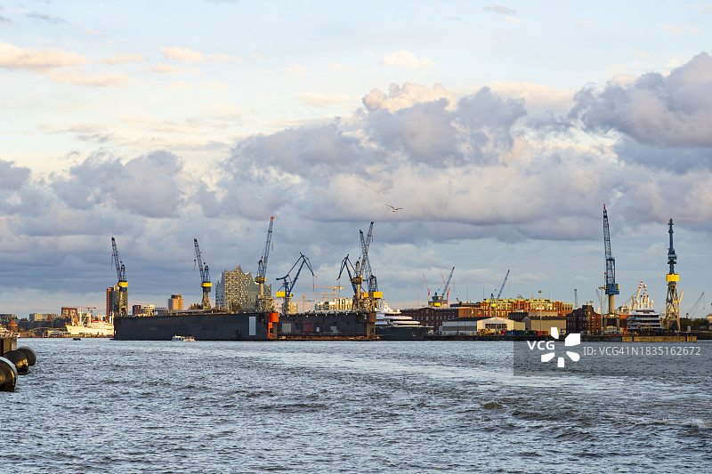 德国汉堡：汉堡港上空的云彩图片素材