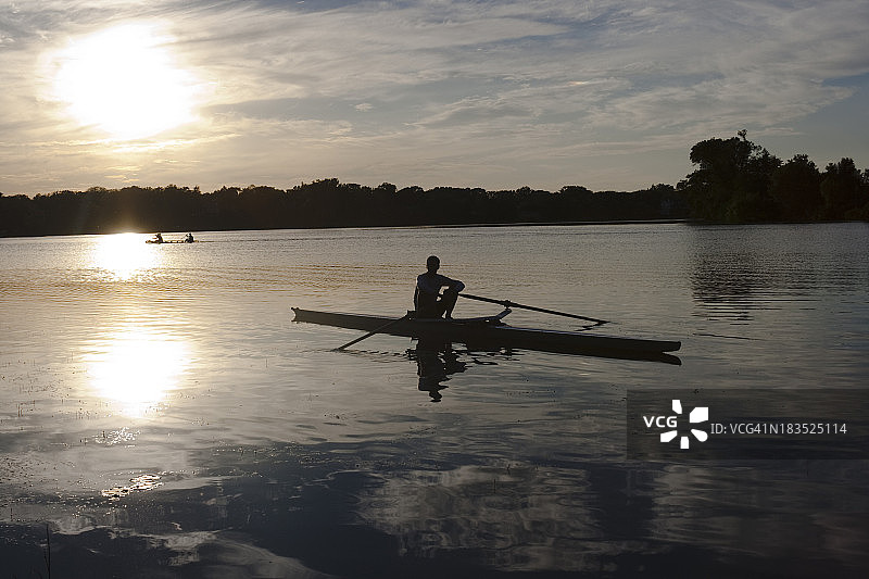 明尼苏达州明尼阿波利斯群岛湖的单人划艇，平静的水面，黄昏图片素材
