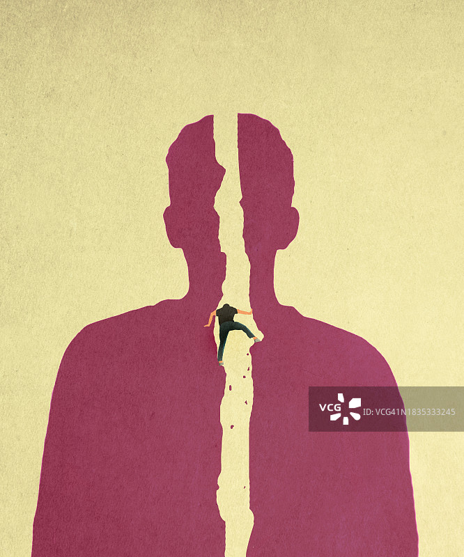 男子在超大的人体内攀爬通道图片素材